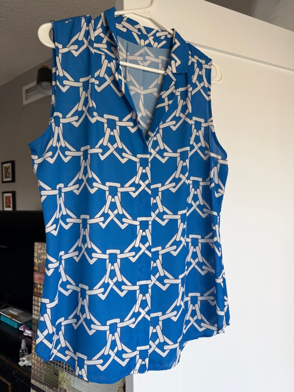 Sleeveless V-Neck Chain-Print Top in Blue